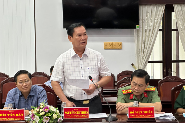 Đồng chí Nguyễn Chí Thiện, Thường vụ Tỉnh ủy, Bí thư Huyện ủy Phước Long (Bạc Liêu) phát biểu ý kiến tại cuộc họp. (Ảnh: TRỌNG DUY)