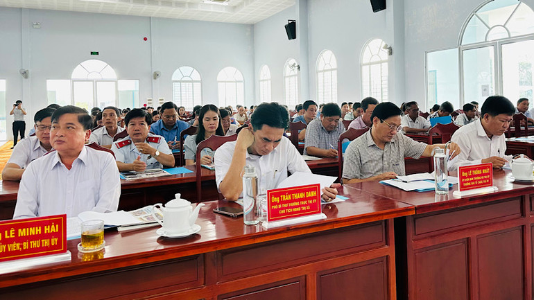 Các đồng chí lãnh đạo và các đại biểu tại buổi lễ.