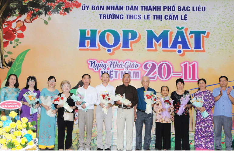 Cô giáo Trần Kim Thi (người đứng đầu, từ trái qua), Bí thư Chi bộ, Hiệu trưởng Trường trung học cơ sở Lê Thị Cẩm Lệ (thành phố Bạc Liêu) tri ân những thầy cô giáo nguyên là cán bộ, giáo viên của trường.