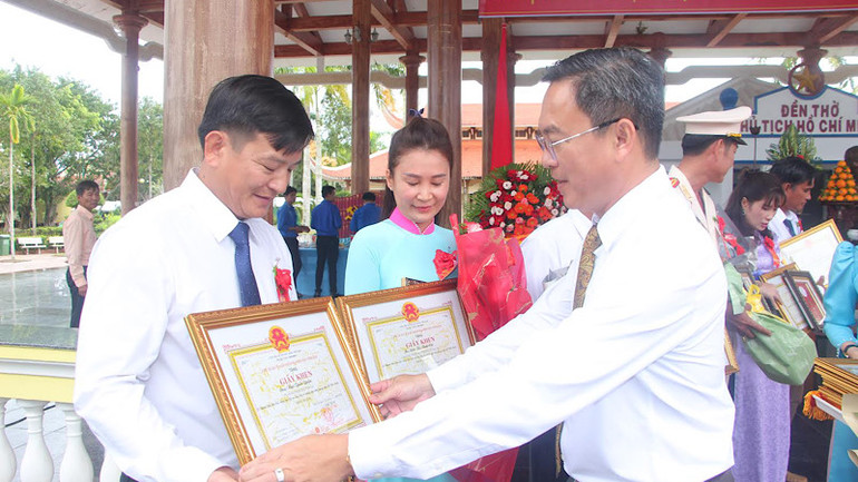 Nhiều đảng viên tiêu biểu của tỉnh Bạc Liêu được tuyên dương trong ngày 2/9 tại Đền thờ Bác Hồ ở xã Châu Thới, huyện Vĩnh Lợi.