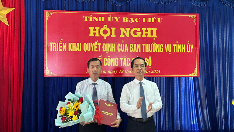 Trao quyết định của Ban Thường vụ Tỉnh ủy Bạc Liêu cho đồng chí Dương Quốc Nhẫn giữ chức Phó ban Tổ chức Tỉnh ủy Bạc Liêu. (Ảnh: TRỌNG DUY)