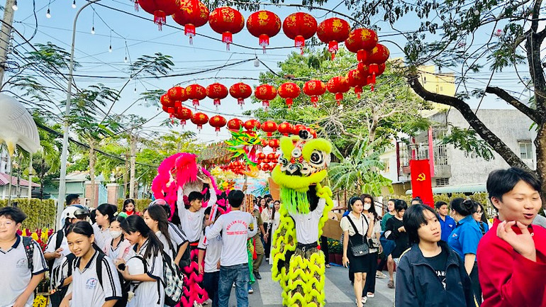 Đông đảo nhân dân trong tỉnh đến vui chơi. (Ảnh: TRỌNG DUY)