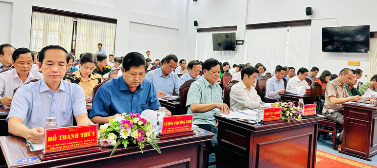 Các đại biểu tập trung suy nghĩ, đề xuất nhiều giải pháp thiết thực, nhằm quyết tâm đưa Bạc Liêu vươn lên. (Ảnh: TRỌNG DUY)