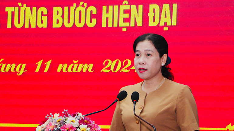 Bí thư Thành ủy Bạc Liêu Tô Việt Thu báo cáo những kết quả và hạn chế sau 3 năm thực hiện nghị quyết của Tỉnh ủy Bạc Liêu.