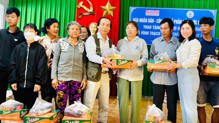 Dịp Tết Nguyên đán 2024, Văn phòng đại diện Báo Nhân Dân tại Bạc Liêu phối hợp Công ty cổ phần cấp nước Bạc Liêu trao tặng quà cho 100 hộ Khmer khó khăn ở xã Vĩnh Trạch Đông, thành phố Bạc Liêu.