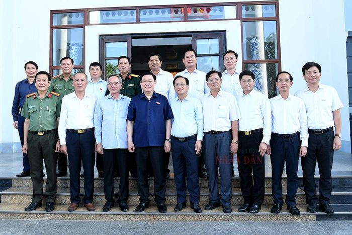 Đồng chí Vương Đình Huệ chụp ảnh lưu niệm với các đồng chí trong Ban Thường vụ Tỉnh ủy Bạc Liêu. (Ảnh: TRỌNG DUY)