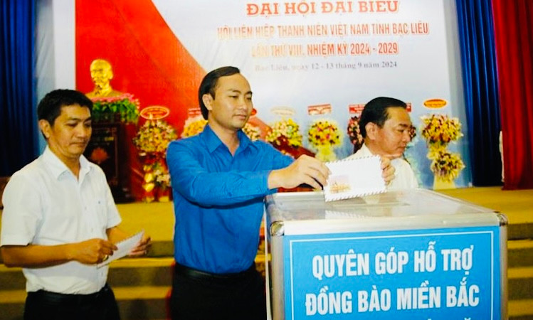 Đồng chí Phạm Tuấn Tài, Bí thư Tỉnh đoàn Bạc Liêu (giữa) hưởng ứng quyên góp hỗ trợ đồng bào miền bắc bị bão lụt tàn phá.