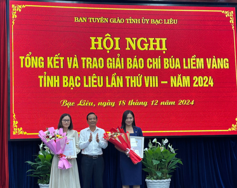 Đồng chí Võ Tấn Lực, Tỉnh ủy viên, Phó Ban Tuyên giáo Tỉnh ủy Bạc Liêu trao giải cho các tác giả tham gia cuộc thi Giải Báo chí Búa liềm vàng của tỉnh năm 2024. (Ảnh: TRỌNG DUY)