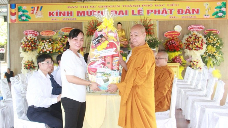 Đồng chí Đỗ Ái Lam, Thường vụ Thành ủy, Phó Chủ tịch Ủy ban nhân dân thành phố Bạc Liêu và các đồng chí lãnh đạo tỉnh đến thăm, tặng quà Tịnh xa Ngọc Liên tại phường 2, thành phố Bạc Liêu.