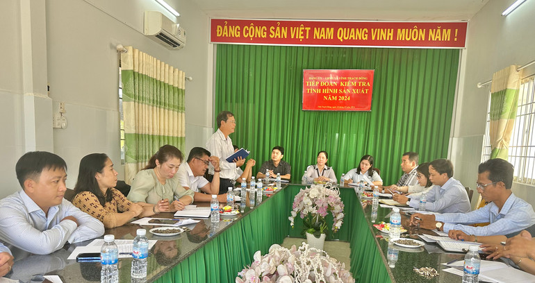 Ngay sau Tết Nguyên đán Giáp Thìn 2024, Chủ tịch Ủy ban nhân dân thành phố Bạc Liêu lắng nghe các hộ nông dân và lãnh đạo cơ sở phản ánh những khó khăn, vướng mắc để kịp thời tháo gỡ dứt điểm. (Ảnh: TRỌNG DUY)