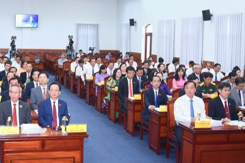 Các đồng chí lãnh đạo chủ chốt tỉnh Bạc Liêu và các địa biểu dự kỳ họp.