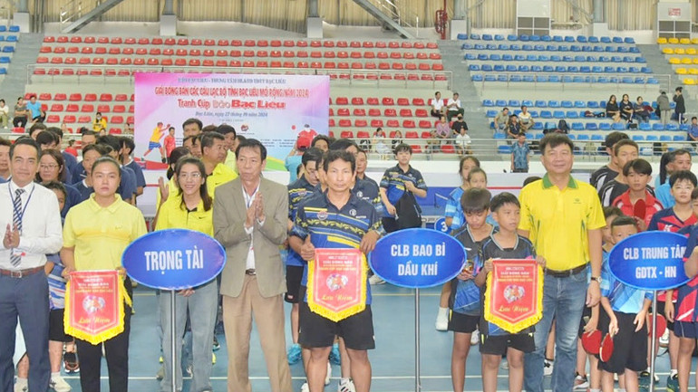 Các đồng chí lãnh đạo tỉnh Bạc Liêu và Ban tổ chức Giải chúc mừng các đơn vị tham gia Giải bóng bàn mở rộng năm 2024 tranh Cúp báo Bạc Liêu. (Ảnh: TRỌNG DUY)