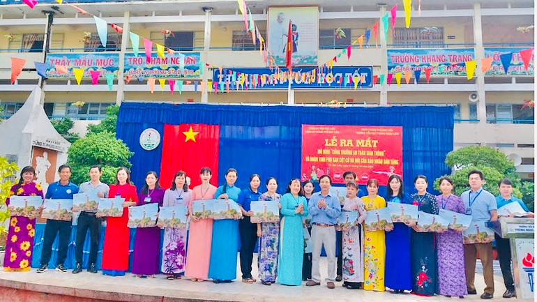 Các thầy cô giáo chủ nhiệm các lớp tại Trường tiểu học Phùng Ngọc Liêm phấn khởi đón nhận ấn phẩm phụ san Cột cờ Hà Nội.