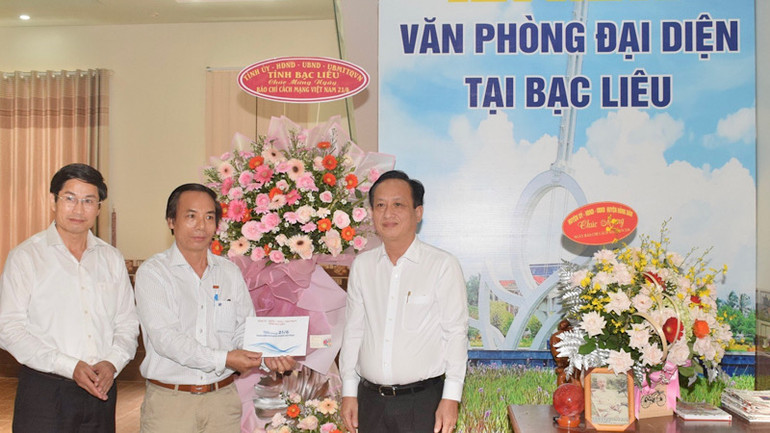 Đồng chí Phạm Văn Thiều, Chủ tịch Ủy ban nhân dân tỉnh và đồng chí Tạ Trung Dũng, Thường trực Tỉnh ủy Bạc Liêu tặng hoa chúc mừng Văn phòng đại diện Báo Nhân Dân tại Bạc Liêu. Đồng chí Phạm Văn Thiều, Chủ tịch Ủy ban nhân dân tỉnh và đồng chí Tạ Trung Dũng, Thường trực Tỉnh ủy Bạc Liêu tặng hoa chúc mừng Văn phòng đại diện Báo Nhân Dân tại Bạc Liêu.