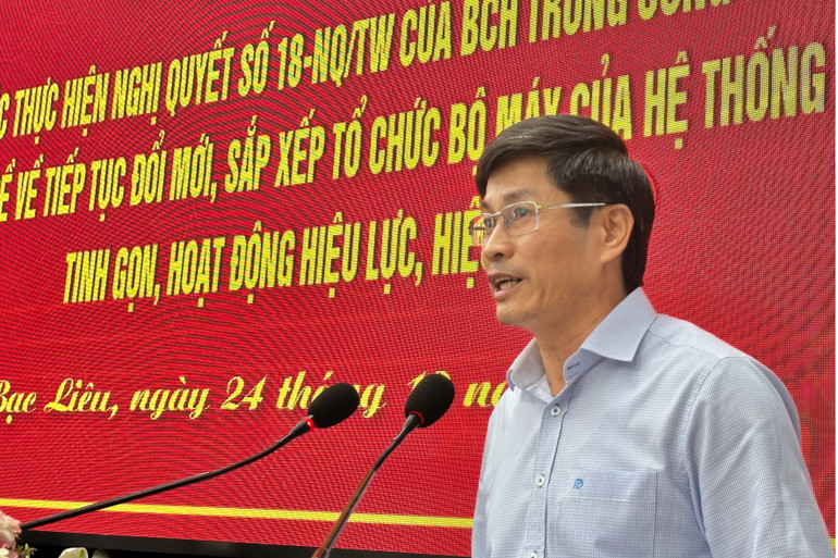 Đồng chí Tạ Trung Dũng, Thường vụ Tỉnh ủy, Trưởng ban Tuyên giáo Tỉnh ủy Bạc Liêu trao đổi ý kiến về việc sắp xếp bộ máy, tinh gọn, hiệu lực, hiệu quả. (Ảnh: TRỌNG DUY)