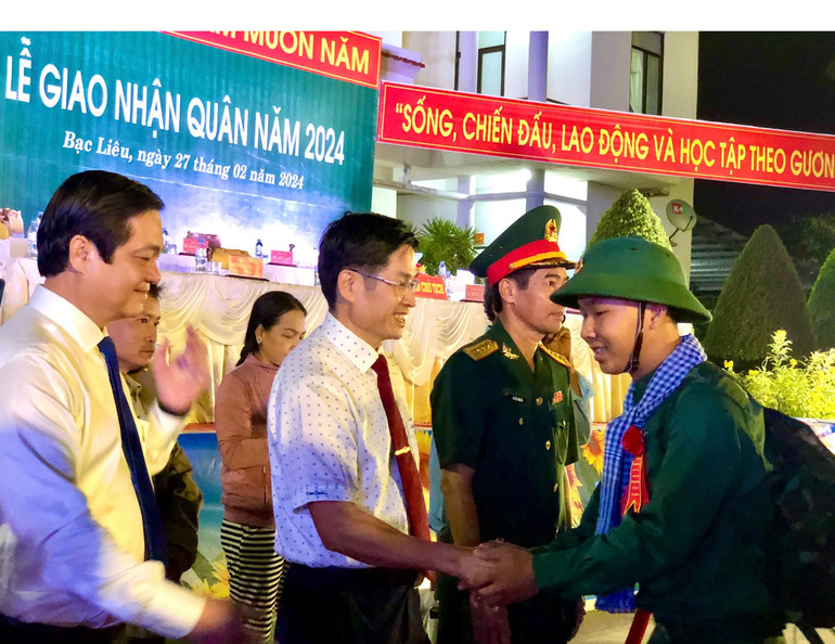 Đồng chí Tạ Trung Dũng, Ủy viên Ban Thường vụ Tỉnh ủy, Thường trực Tỉnh ủy, Trưởng Ban Tuyên giáo Tỉnh ủy Bạc Liêu bắt tay tin tưởng các tân bình sẽ hoàn thành xuất sắc nhiệm vụ.