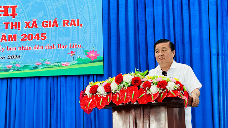 Chủ tịch Ủy ban nhân dân thị xã Giá Rai (Bạc Liêu) phát biểu hạ quyết tâm xây dựng thị xã ngày một phát triển giàu đẹp, văn minh. Ảnh: TRỌNG DUY