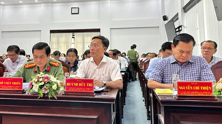 Các đại biểu lắng nghe các ý kiến tại hội nghị. Các đại biểu lắng nghe các ý kiến tại hội nghị.