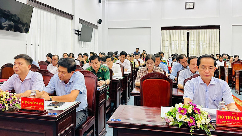 Các lãnh đạo tỉnh và đại biểu tại Hội nghị (Ảnh: TRỌNG DUY).