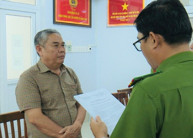 Cơ quan cảnh sát điều tra Công an tỉnh Bạc Liêu tống đạt quyết định bắt tạm giam Trần Xuân Hiền, Phó giám đốc Công ty TNHH Việt Hà liên quan đến vụ án Khu dân cư Nọc Nạng (thị xã Giá Rai, tỉnh Bạc Liêu). (Ảnh: TRỌNG NGUYỄN)