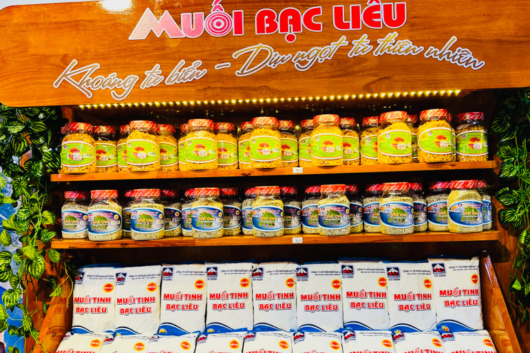 Sản phẩm muối Bạc Liêu được giới thiệu, bày bán tại Hội chợ.