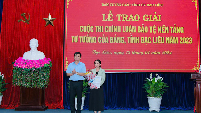 Đồng chí Nguyễn Bình Tân, Trưởng Ban Nội chính Tỉnh ủy Bạc Liêu trao giải cho tác giả Tuyết Thanh (Báo Bạc Liêu) đoạt giải Nhất cuộc thi &quot;Bảo vệ nền tảng tư tưởng của Đảng&quot; năm 2023. (Ảnh: TRỌNG DUY)
