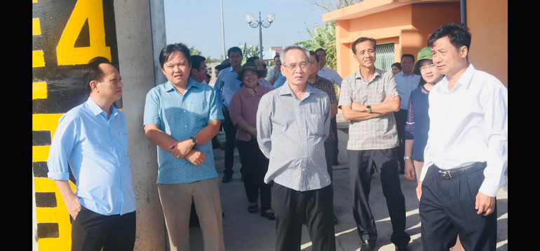 Đồng chí Bí thư Tỉnh ủy Bạc Liêu Lữ Văn Hùng và Chủ tịch Ủy ban nhân dân tỉnh Bạc Liêu Phạm Văn Thiều đi kiểm tra, chỉ đạo sản xuất ngay sau Tết Giáp Thìn ở các huyện Hồng Dân, Phước Long, Đông Hải. (Ảnh: MINH ĐẠT)