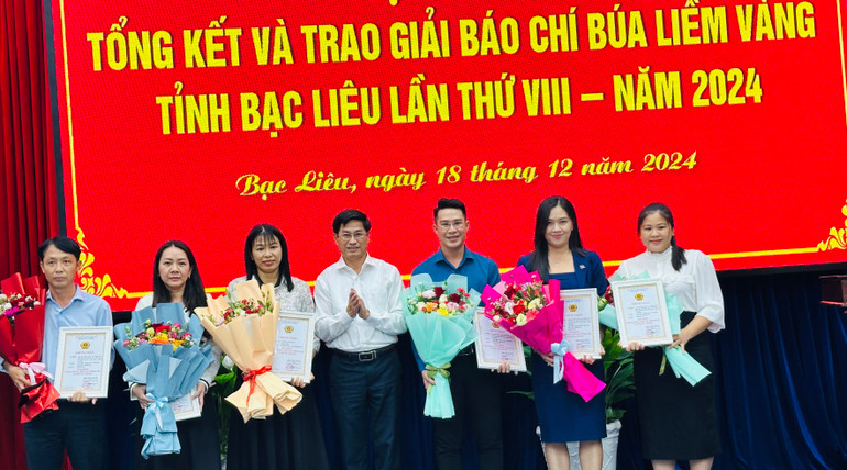 Đồng chí Tạ Trung Dũng, Thường vụ Tỉnh ủy, Trưởng Ban Tuyên giáo Tỉnh ủy Bạc Liêu, trao giải cho các tác giả đoạt giải. (Ảnh: TRỌNG DUY)