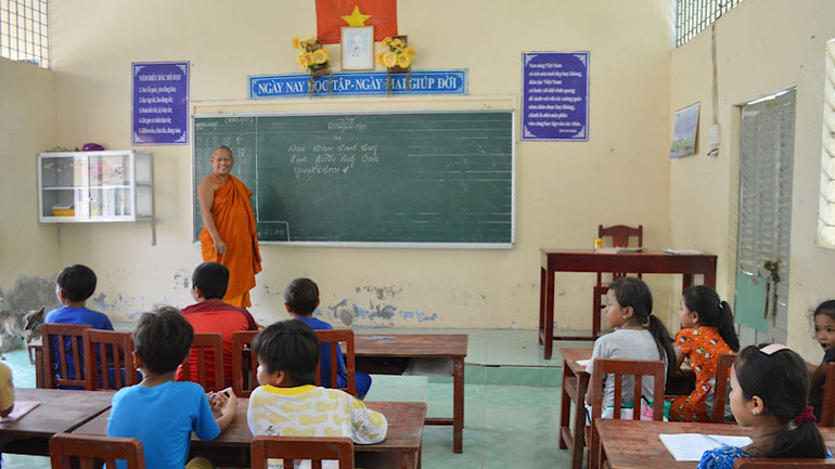 Thượng tọa Tăng Sa Vông, trụ trì chùa Khmer ở ấp Cái Giá (xã Hưng Hội) từ nhiều năm nay rất tích cực dạy chữ Khmer miễn phí cho con em trong xã. (Ảnh: TRỌNG DUY)