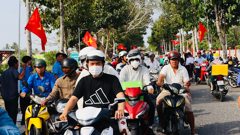 Nhân dân Bạc Liêu rất phấn khởi, tự hào đi trên &quot;Đường cờ Tổ quốc&quot; của làng quê.