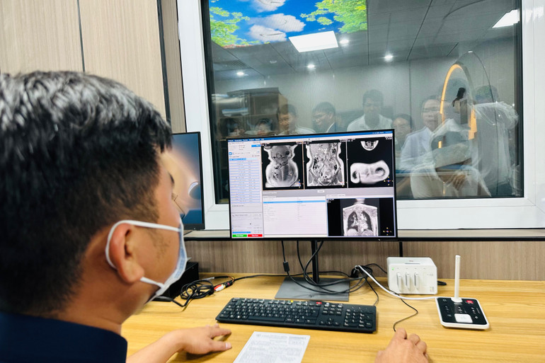 Các kỹ thuật viên tại Bệnh viện Đa khoa Thanh Vũ Medic Bạc Liêu lần đầu sử dụng công nghệ hiện đại này. (Ảnh: TRỌNG DUY)