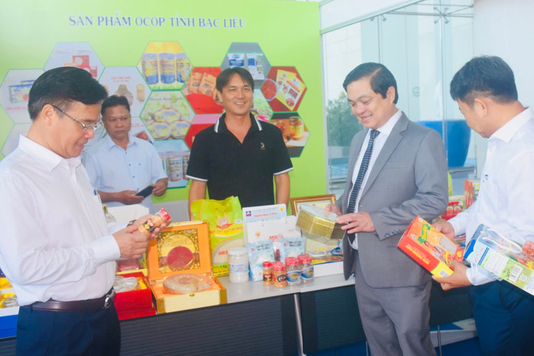 Đồng chí Huỳnh Chí Nguyện, Phó Chủ tịch Ủy ban nhân dân tỉnh Bạc Liêu (thứ hai, từ phải qua) thăm các sản phẩm OCOP của tỉnh.