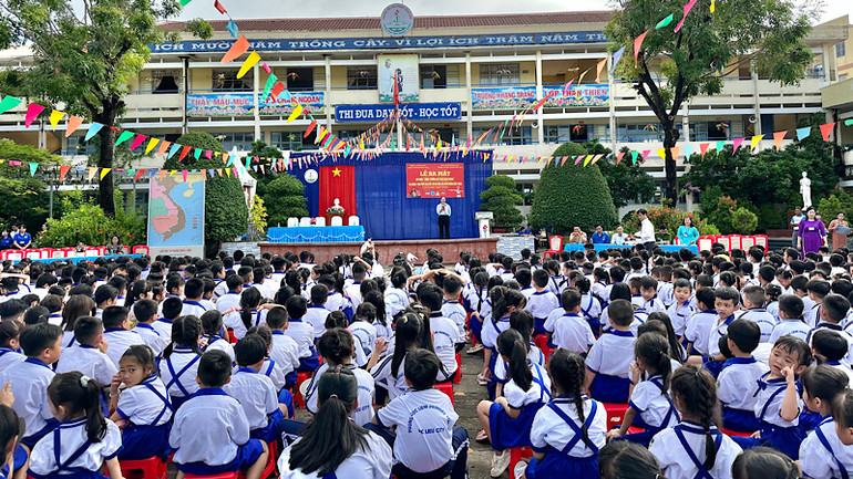 Quang cảnh Trường tiểu học Phùng Ngọc Liêm (thành phố Bạc Liêu) tại lễ đón nhận ấn phẩm đặc biệt phụ san Cột cờ Hà Nội, do Báo Nhân Dân thực hiện và trao tặng.