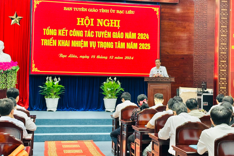 Đồng chí Phó Bí thư Thường trực Tỉnh ủy Bạc Liêu Huỳnh Quốc Việt phát biểu ý kiến chỉ đạo tại hội nghị. (Ảnh: TRỌNG DUY)