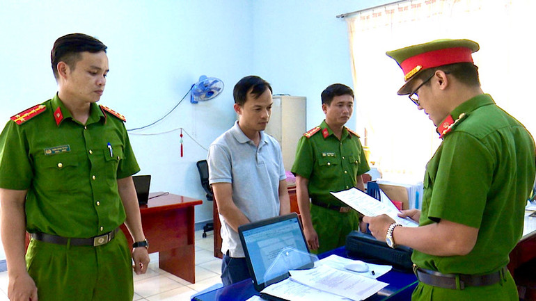 Cơ quan Cảnh sát điều tra Công an tỉnh Bạc Liêu tống đạt quyết định khởi tố, bắt giam bị can Đỗ Mạnh. (Ảnh: Trọng Thức)