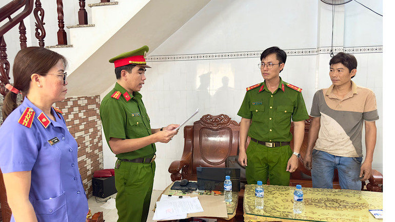 Cơ quan Cảnh sát điều tra Công an tỉnh Bạc Liêu đã tổng đạt quyết định khởi tố bị can, lệnh cấm đi khỏi nơi cư trú đối với Trần Quang Thuận.