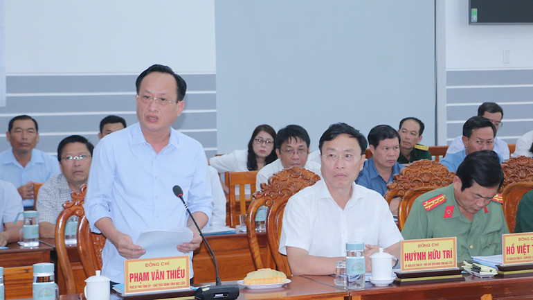 Chủ tịch Ủy ban nhân dân tỉnh Bạc Liêu Phạm Văn Thiều báo cáo tình hình sạt lở tại Bạc Liêu.