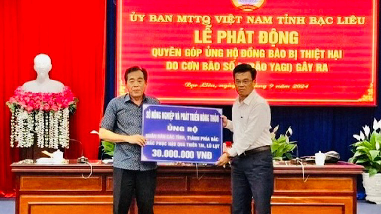 Giám đốc Sở Nông nghiệp và Phát triển nông thôn Bạc Liêu Lưu Hoàng Ly (bên trái) trao số tiền ủng hộ 30 triệu đồng.