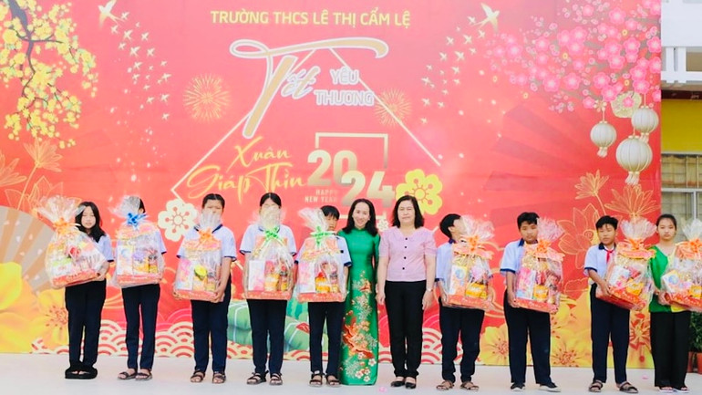 Lãnh đạo Phòng Giáo dục-Đào tạo thành phố Bạc Liêu và Hiệu trưởng Trường THCS Lê Thị Cẩm Lệ trao quà Tết cho những học sinh có hoàn cảnh khó khăn.