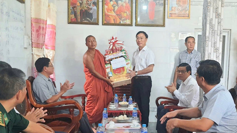 Phó Chủ tịch Thường trực Ủy ban nhân dân tỉnh Bạc Liêu Huỳnh Hữu Trí tặng quà và chúc mừng lễ Sen Dolta các vị sư sãi tại chùa Đầu Sấu, xã Lộc Ninh, huyện Hồng Dân (Bạc Liêu). Phó Chủ tịch Thường trực Ủy ban nhân dân tỉnh Bạc Liêu Huỳnh Hữu Trí tặng quà và chúc mừng lễ Sen Dolta các vị sư sãi tại chùa Đầu Sấu, xã Lộc Ninh, huyện Hồng Dân (Bạc Liêu).