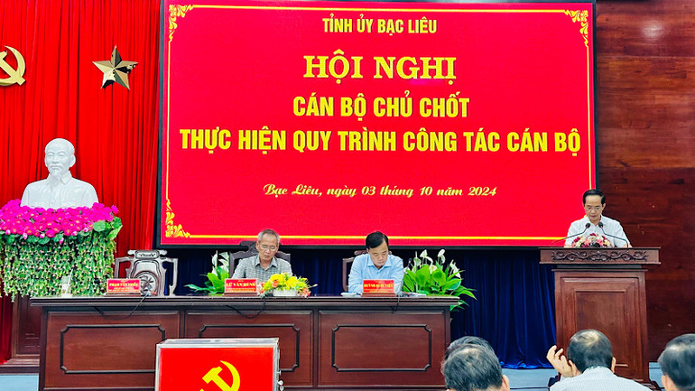 Trưởng Ban Tổ chức Tỉnh ủy Bạc Liêu Hồ Thanh Thủy triển khai các bước tiến hành bỏ phiếu bầu bổ sung Ủy viên Ban Chấp hành và Ban Thường vụ Tỉnh ủy Bạc Liêu, nhiệm kỳ 2020-2025. (Ảnh: TRỌNG DUY)