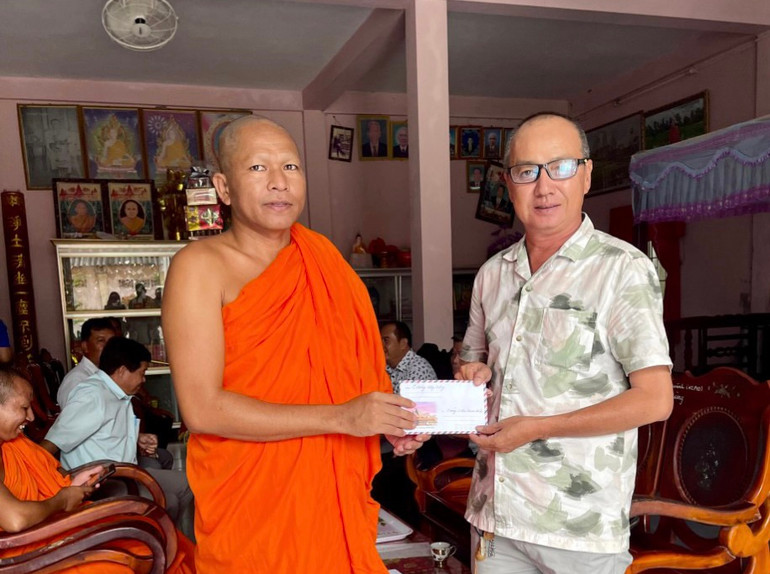 Ông Lâm Minh Cường, Giám đốc Công ty TNHH một thành viên Minh Cường (Bạc Liêu) đến thăm, tặng quà các vị sư trụ trì tại các chùa của đồng bào Khmer ở huyện Hồng Dân.