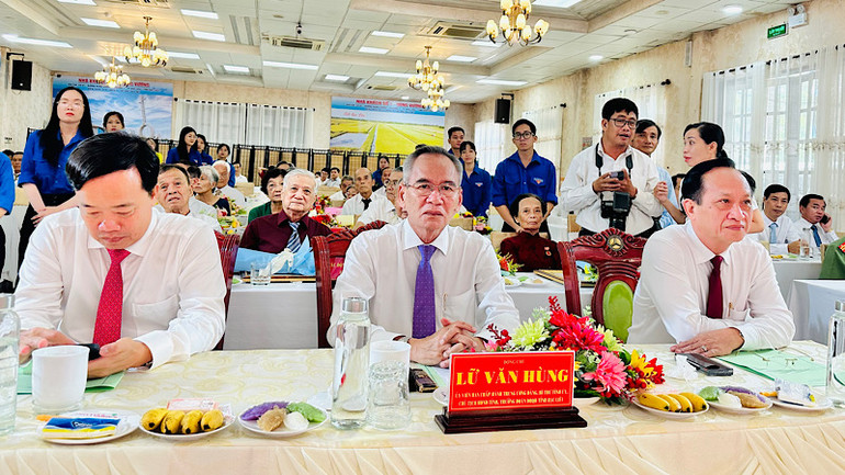 Các đồng chí trong Thường trực Tỉnh ủy Bạc Liêu và các đại biểu tại buổi lễ. Ảnh: TRỌNG DUY