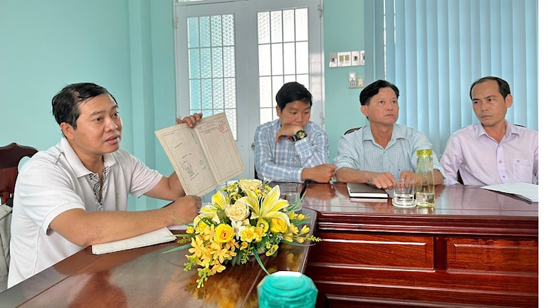 Ông Huỳnh Phương Nam, đại diện gia đình bà Nguyễn Thị Hường trình bày kiến nghị, yêu cầu của gia đình với Tổ công tác của Ủy ban nhân dân tỉnh Bạc Liêu. Ông Huỳnh Phương Nam, đại diện gia đình bà Nguyễn Thị Hường trình bày kiến nghị, yêu cầu của gia đình với Tổ công tác của Ủy ban nhân dân tỉnh Bạc Liêu.