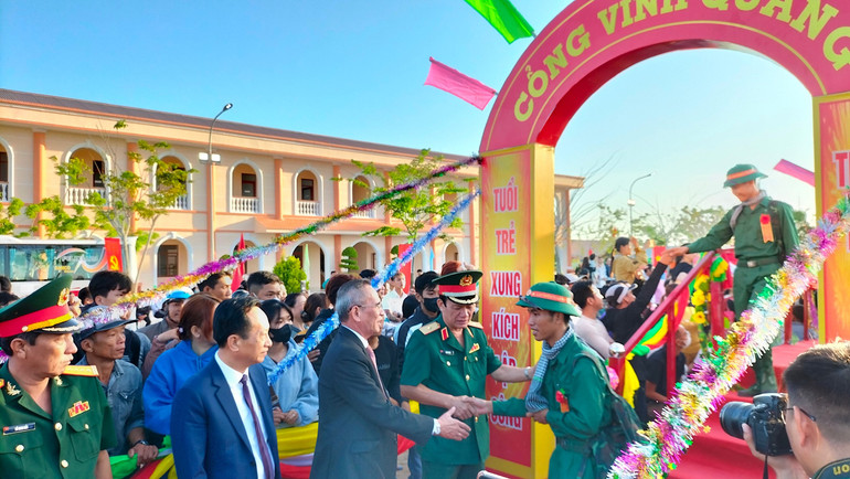 Lãnh đạo Quân khu 9 và Bí thư Tỉnh ủy Bạc Liêu tiễn các thanh niên nô nức nhập ngũ.