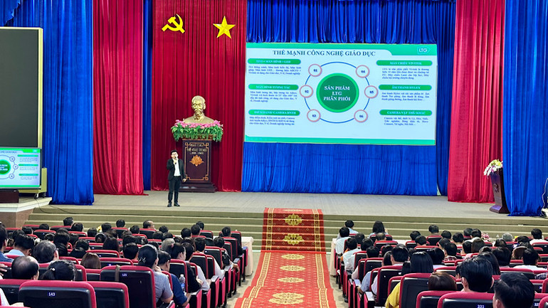 Hơn 400 đại biểu là cán bộ quản lý, lãnh đạo các trường học trong toàn tỉnh Bạc Liêu dự hội thảo về chuyển đổi số. Ảnh: TRỌNG DUY.