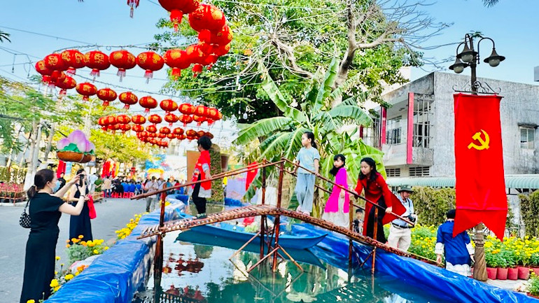 Hội Xuân thu hút các du khách (Ảnh: TRỌNG DUY)