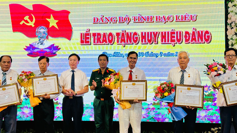 Thay mặt Ban Thường vụ Tỉnh ủy, Đồng chí Huỳnh Hữu Trí, Phó Chủ tịch Thường trực Ủy ban nhân dân tỉnh Bạc Liêu và Đại tá Đỗ Minh Đẩu, Chỉ huy trưởng Bộ Chỉ huy Quân sự tỉnh Bạc Liêu trao Huy hiệu Đảng các đảng viên cao niên tuổi đảng. Ảnh: TRỌNG DUY