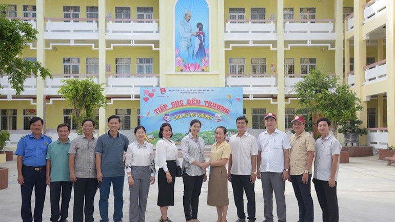 Trường trung học sơ sở Lê Thị Cẩm Lệ được thành phố Bạc Liêu đầu tư khang trang, là một trong những trường có phong trào dạy và học tốt của thành phố và của tỉnh.