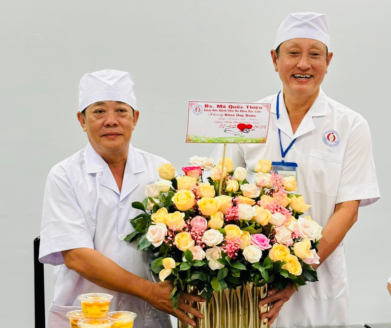 Bác sĩ Mã Quốc Thiện (bên phải), Giám đốc Bệnh viện Đa khoa Bạc Liêu tặng hoa lãnh đạo các Khoa, Phòng trực thuộc đơn vị. Bác sĩ Mã Quốc Thiện (bên phải), Giám đốc Bệnh viện Đa khoa Bạc Liêu tặng hoa lãnh đạo các Khoa, Phòng trực thuộc đơn vị.